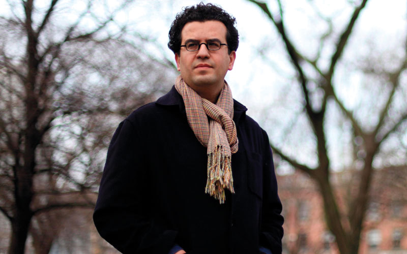 هشام مطر: عن الديكتاتوريات والآباء بوصفهم ألغازًا