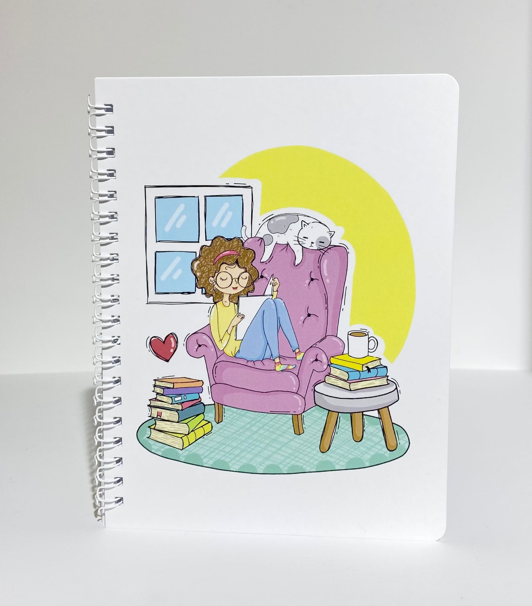 دفتر فتاة تقرأ