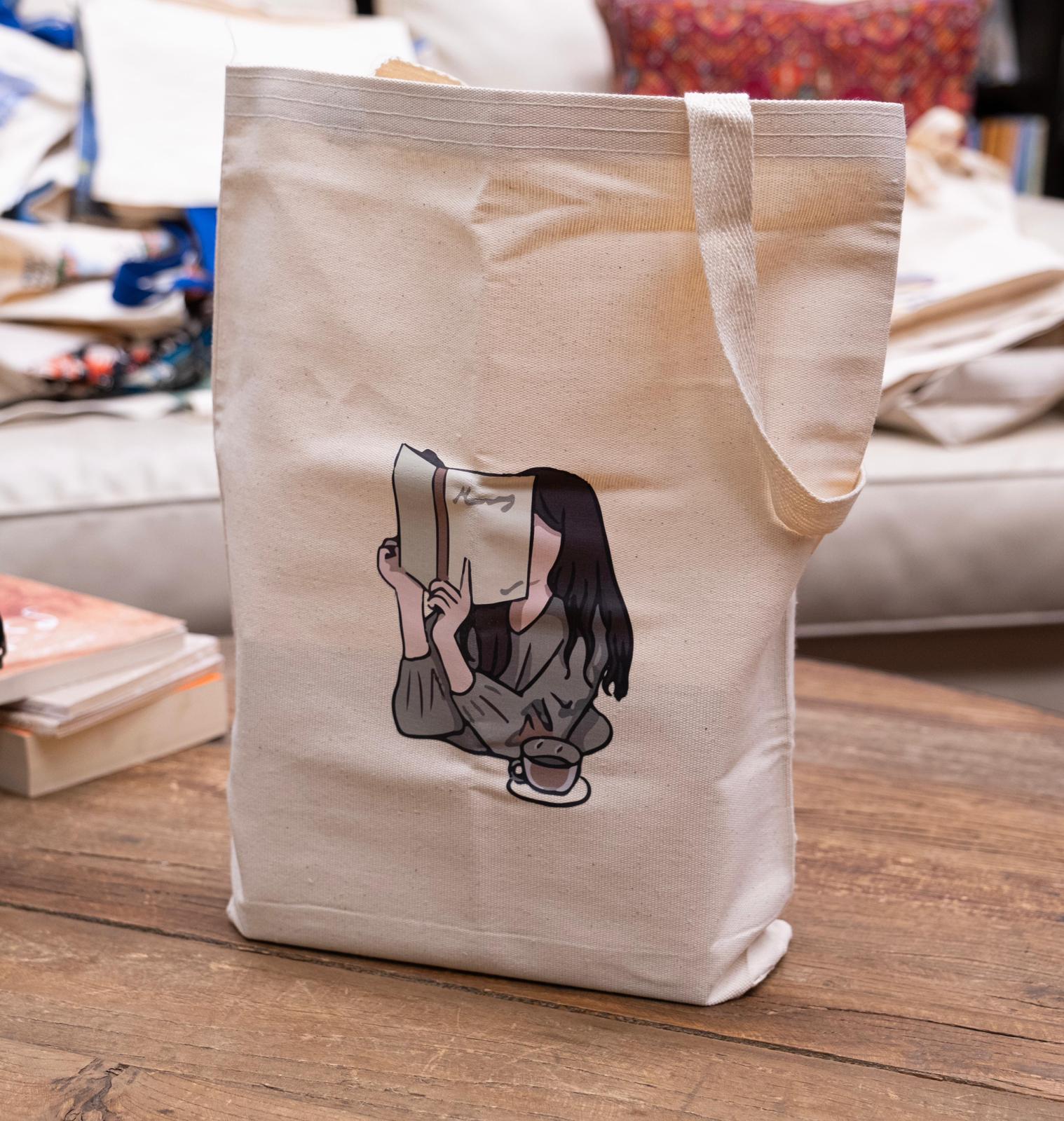 حقيبة فتاة تقرأ 