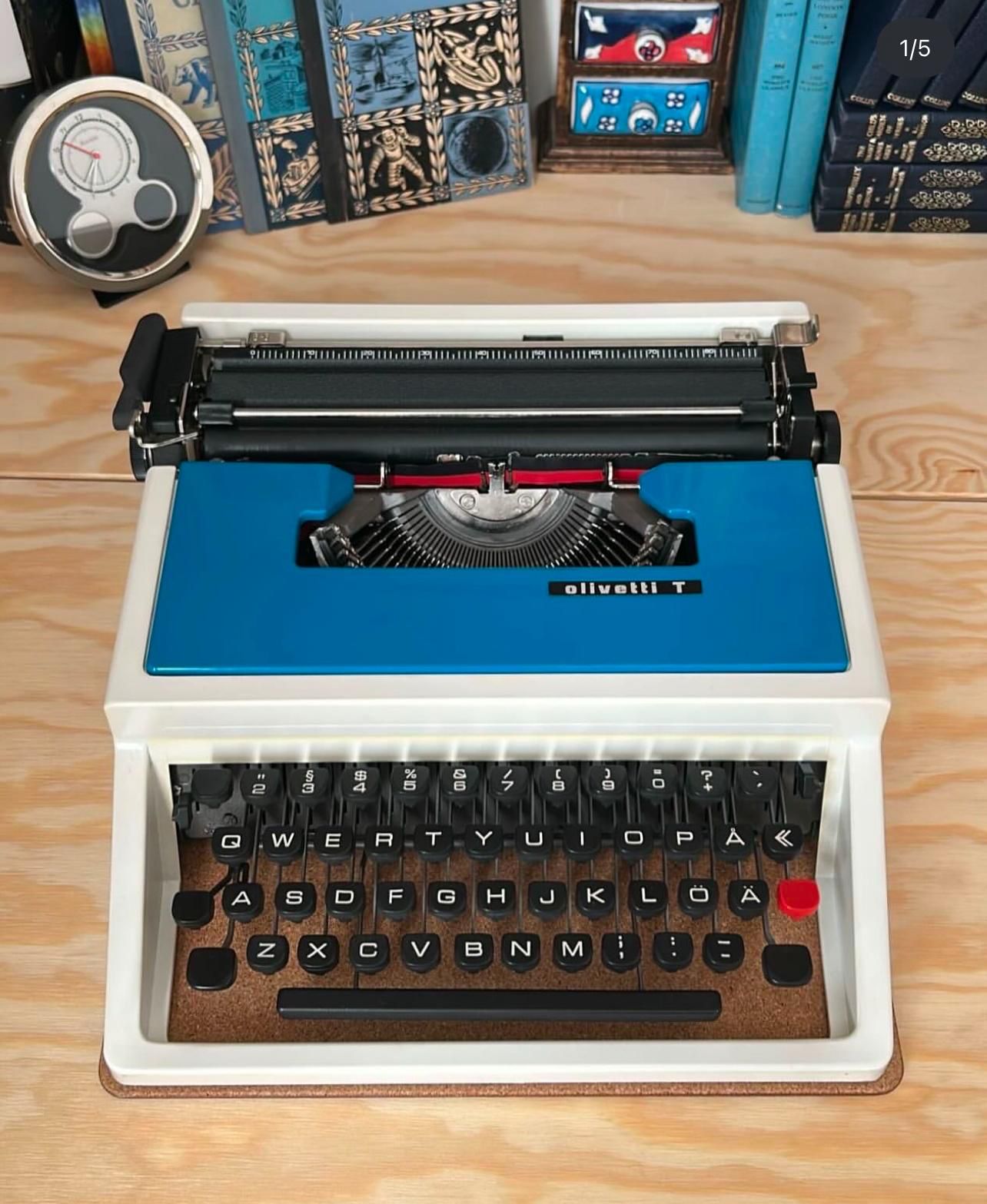 آلة كاتبة ماركة Olivetti T