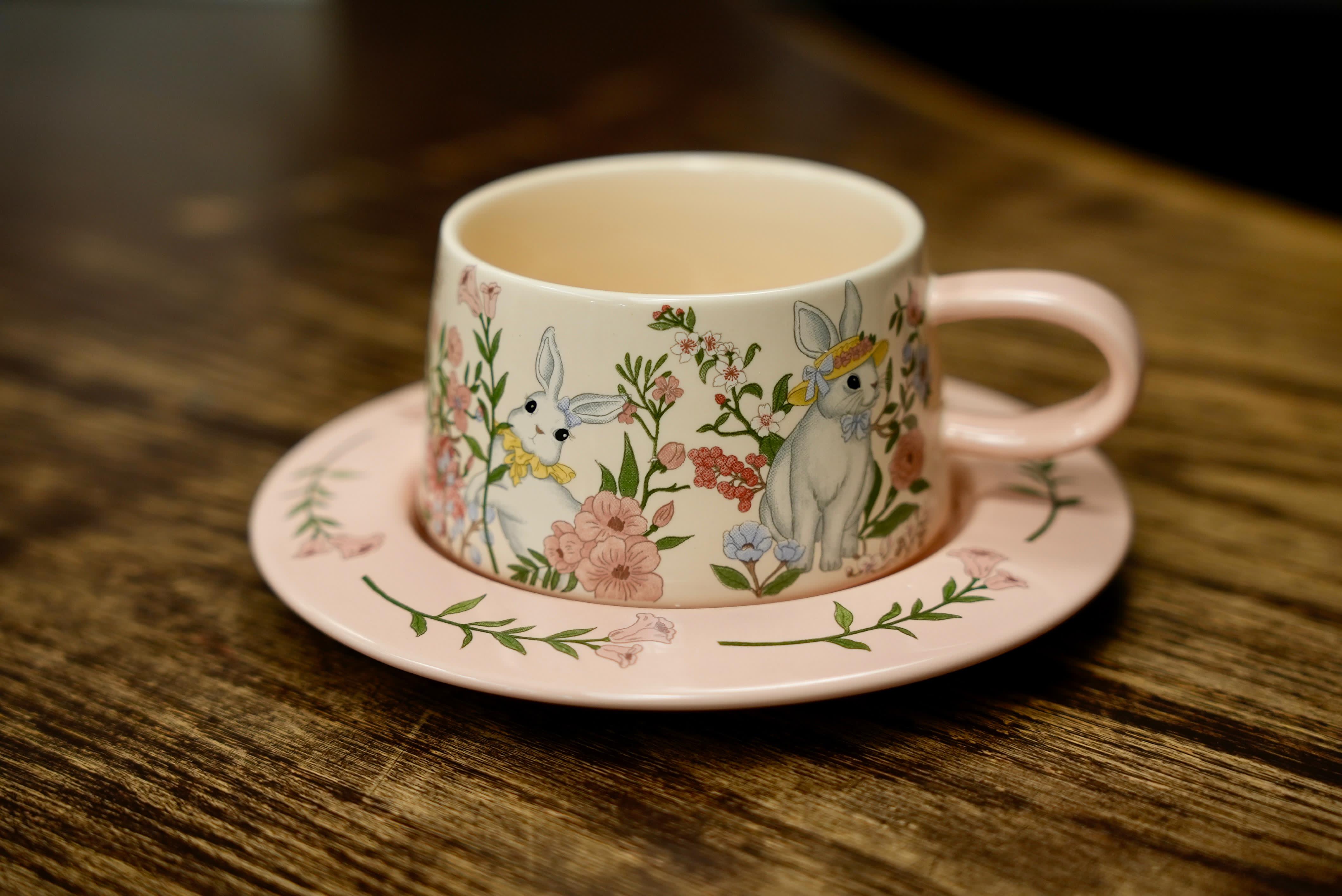 كوب الأرانب والورود