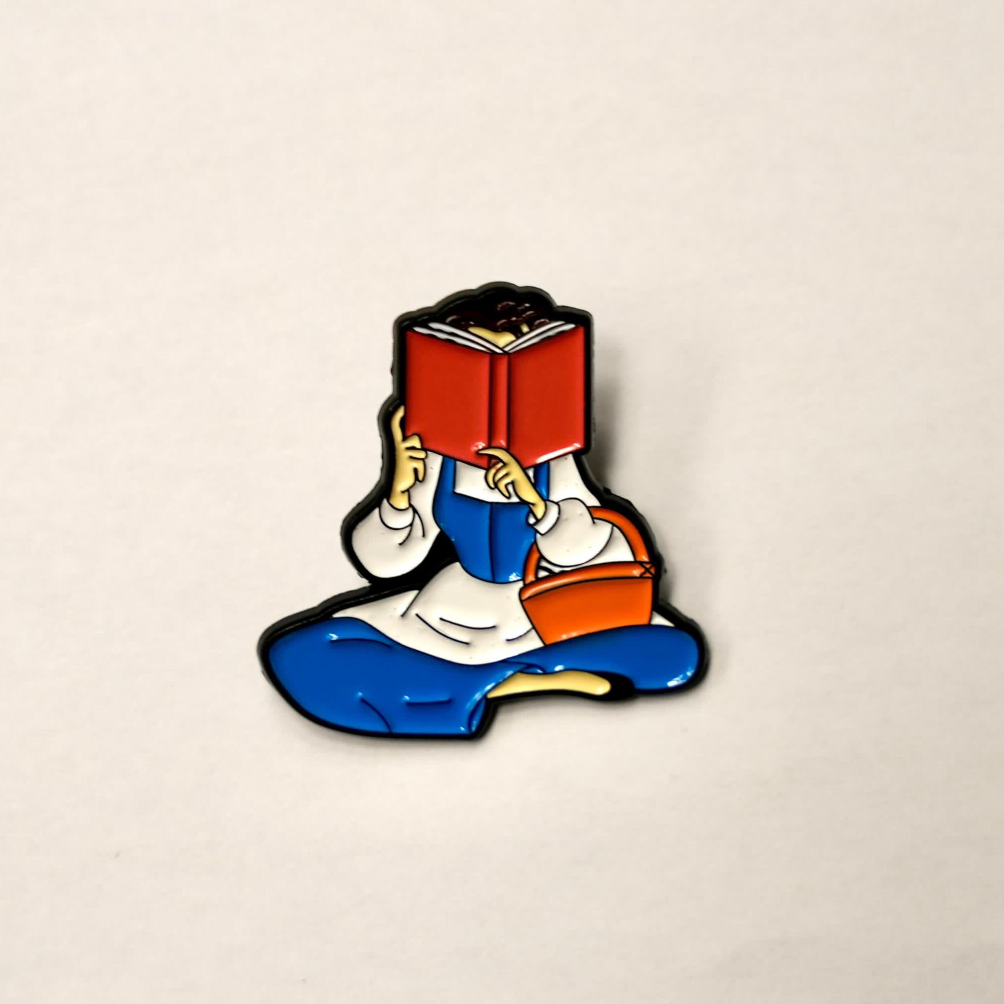 بروش فتاة تقرأ