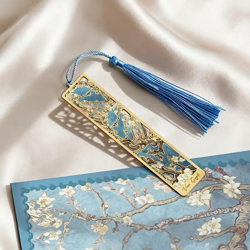 قاطع كتاب أزهار اللوز